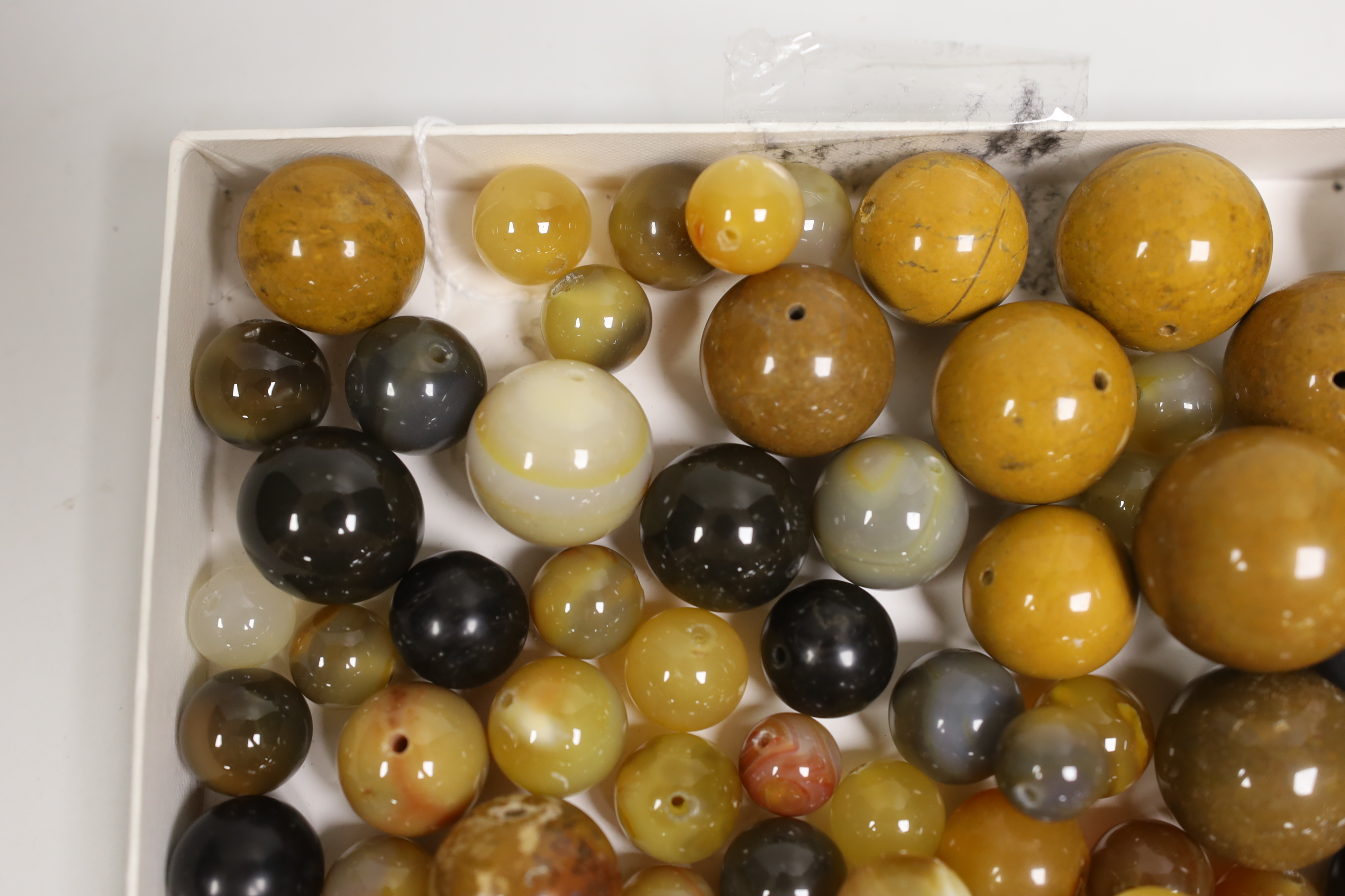 A quantity of assorted agate beads.